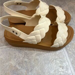 BRAND NEW, CROCS Women’s White Braided Slingback Sandals with Tan Footbed